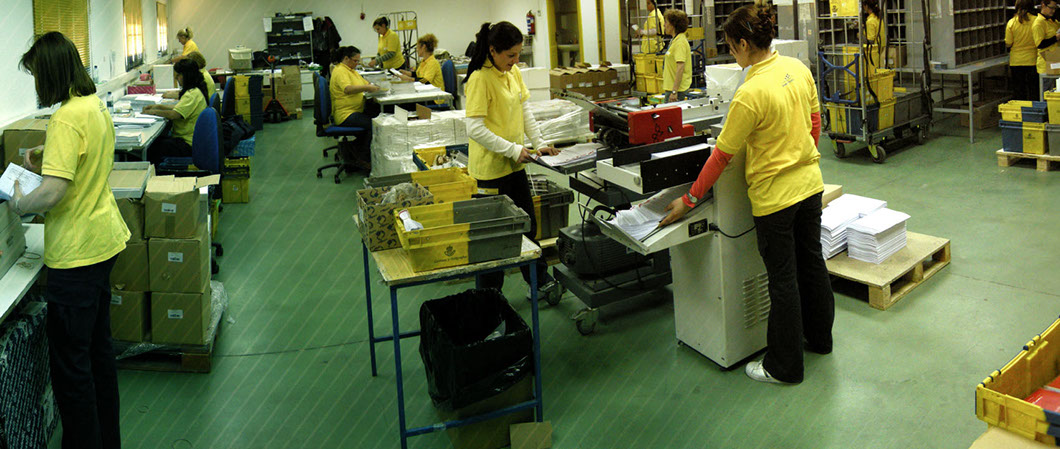 Departamento de manipulado manual Clasificamos su correspondencia, la trasportamos, franqueamos en Correos y la de depositamos en los buzones de destino.